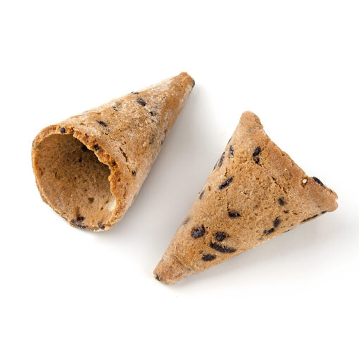 Mini conos de pasta brisa, elaborados con crema de chocolate y virutas por la empresa wifredo rizo gourmet pastry