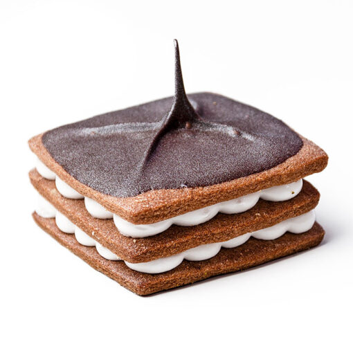 Bases de pasta brisa de crema chocolate con merengue y decorado con chocolate negro